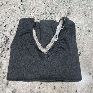 V neck gray sweater with beige detail